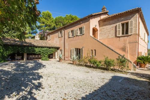 an old house with a driveway in front of it at Villa Anna Maria in Centobuchi