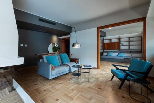salon z kanapą i stołem w obiekcie The H Experience Boutique Apartments Athens - free parking and fiber internet w Atenach