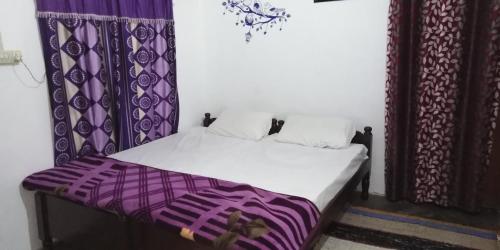 Hostel Buddha Khajuraho tesisinde bir odada yatak veya yataklar