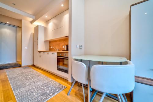 Η κουζίνα ή μικρή κουζίνα στο Luxury Kalman Centar Apartman