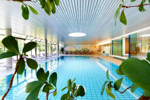 韋爾特湖畔費爾登的住宿－Parkhotel Pörtschach - Das Hotelresort mit Insellage am Wörthersee，一个带天花板的大型游泳池