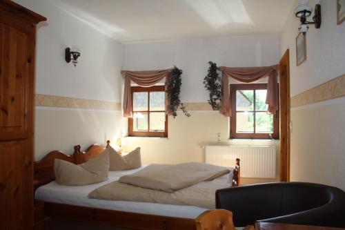 Thermalbad WiesenbadにあるDoppelzimmer-in-Wiesaのベッドルーム1室(ベッド1台、窓2つ付)