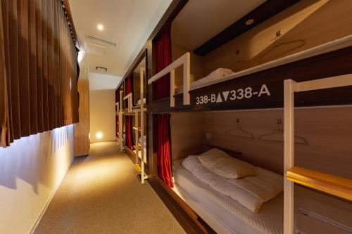 bnb+ Tsuruhashi في أوساكا: ممر مع سريرين بطابقين في غرفة