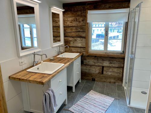 ein Bad mit 2 Waschbecken und einer Dusche in der Unterkunft Villgratenhaus in Außervillgraten