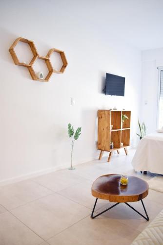 a living room with a coffee table and a tv at Luminosos y modernos departamentos en Rosario in Rosario