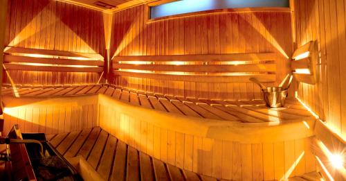 una sauna de madera vacía con un cubo dentro en Hotel Sahara en Bielsko-Biala