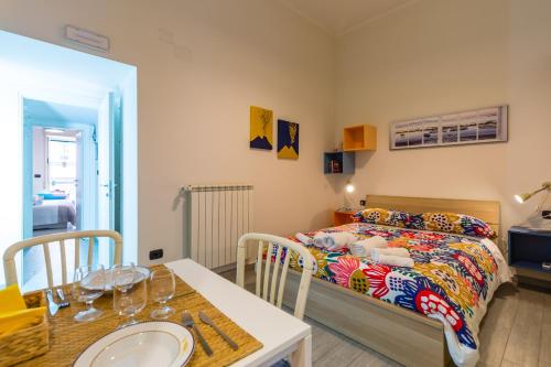 una piccola camera con letto, tavolo e tavolo di #Casa Sofia - L'Oro di Napoli a Napoli