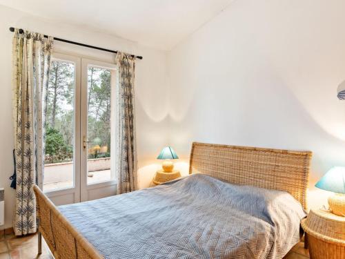 מיטה או מיטות בחדר ב-Lavish Villa in Bagnols en For t with Swimming Pool