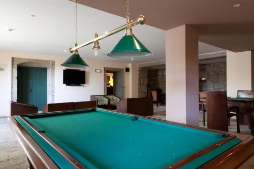Televisyen dan/atau pusat hiburan di Forte de São Francisco Hotel Chaves