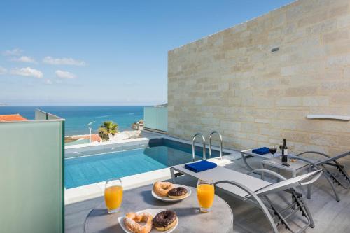 アルミリダにあるBlue Elephant Boutique Hotel & Spa - Adults Onlyのバルコニー(テーブル、プール付)