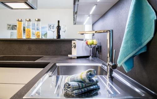 een wastafel in een keuken met een handdoek erop bij Appartement Zeitlos. °18 in Mieders
