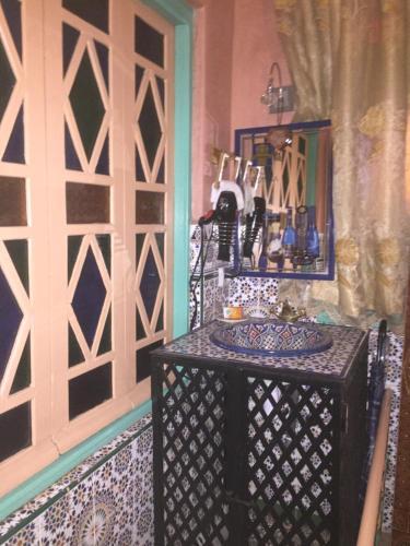 una habitación con una mesa y una pared con una puerta en ALMARKAB Riad, en Marrakech