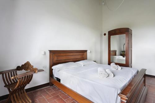 سرير أو أسرّة في غرفة في Mondo Pazzo