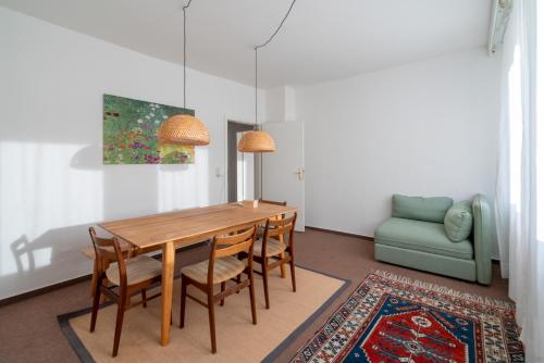 uma sala de jantar com uma mesa e cadeiras e um sofá em Ferienwohnung Hochgefühl em Hohegeiß