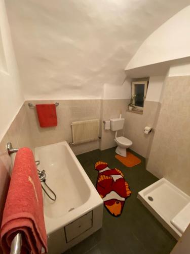 uma casa de banho com um lavatório e um tapete de peixe em Gasthof Albergo Ressmair em Merano