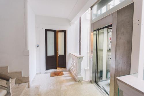 Ένα μπάνιο στο Double bedroom apartment across Ortigia