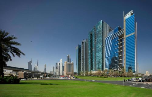 un grupo de edificios altos en una ciudad en The H Dubai, en Dubái