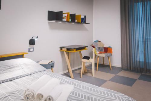 Ένα ή περισσότερα κρεβάτια σε δωμάτιο στο Double bedroom apartment across Ortigia