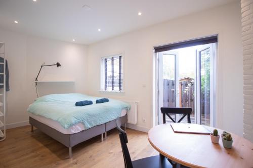 Een bed of bedden in een kamer bij Escamp Apartments