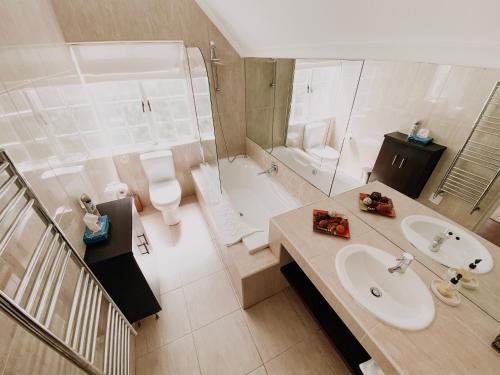 Jonquil Guest Cottage في فرانستشوك: حمام مع حوض ودش ومرحاض