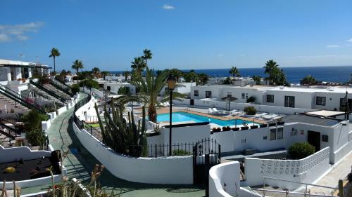 Vistas al mar de un complejo con piscina en Vv Apartamento Gran Vista Los Marinos, en Tías