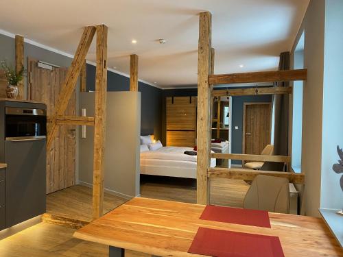 una camera con letto e una cucina con tavolo di Braunlage Lodge a Braunlage