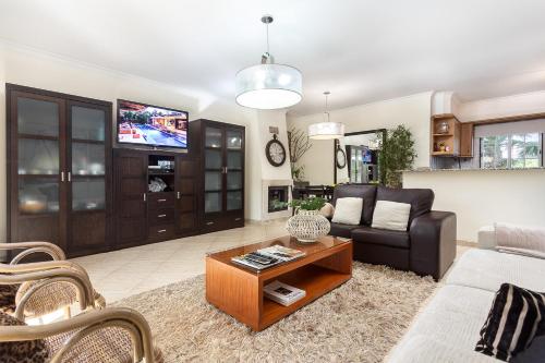 Μια τηλεόραση ή/και κέντρο ψυχαγωγίας στο Decor n' cozy place for families and friends