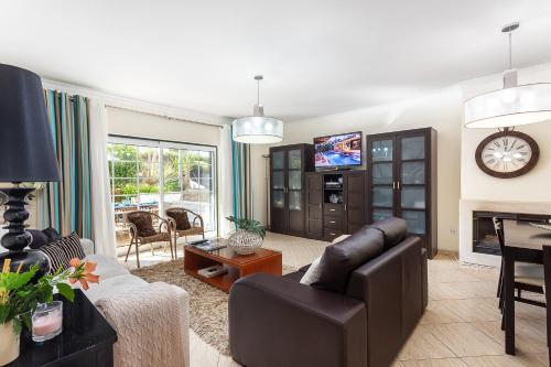 Μια τηλεόραση ή/και κέντρο ψυχαγωγίας στο Decor n' cozy place for families and friends