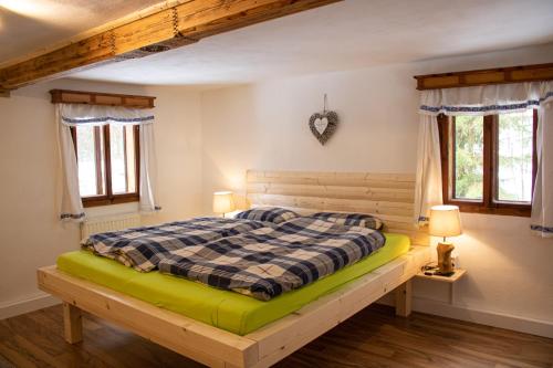 um quarto com uma cama num quarto com janelas em Haus Waldbach em Hallstatt