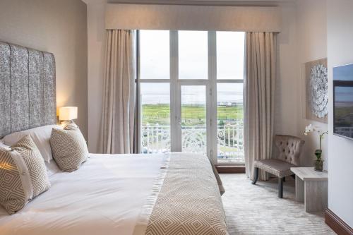 Cama ou camas em um quarto em The Grand Hotel
