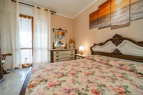 1 dormitorio con cama, tocador y espejo en Clara Vista Mare - Goelba, en Seccheto
