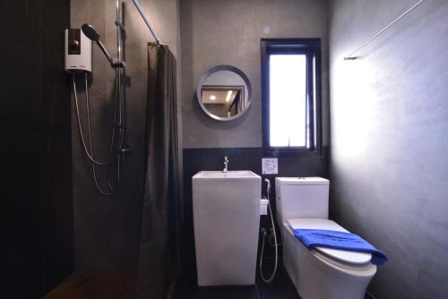 Koupelna v ubytování Sureena Hotel