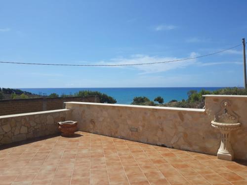 um pátio com vista para o oceano em AL FARO em Realmonte