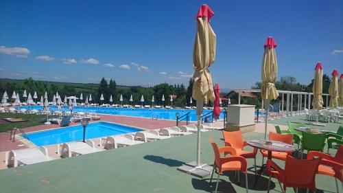 ein Resort mit einem Pool, Stühlen und Sonnenschirmen in der Unterkunft Hotel Bankya Palace in Bankja