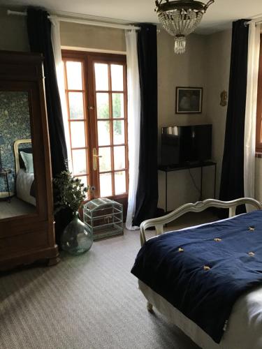 - une chambre avec un lit, un miroir et une fenêtre dans l'établissement la VILLA B Chantilly, à Orry-la-Ville