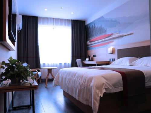 pokój hotelowy z łóżkiem i dużym oknem w obiekcie Thank Inn Chain Hotel anhui anqing yixiu district seven street wenyuan family w Anqing