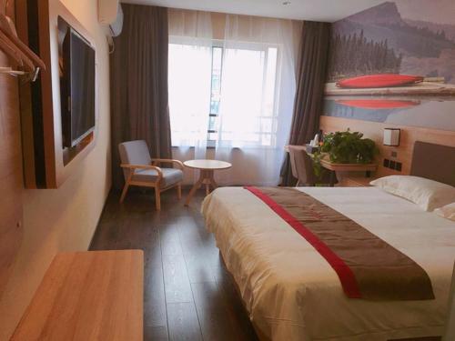 a hotel room with a bed and a table at Thank Inn Chain Hotel anhui anqing yixiu district seven street wenyuan family in Anqing