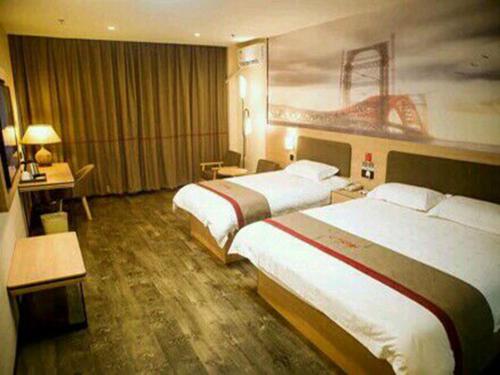 Säng eller sängar i ett rum på Thank Inn Chain Hotel Shandong jining zoucheng tang town yingbin avenue