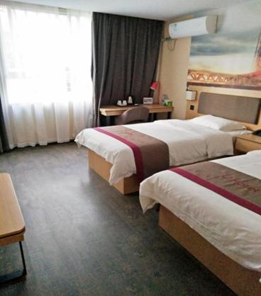 Postel nebo postele na pokoji v ubytování Thank Inn Chain Hotel hubei huanggang yingshan county yanhe west road
