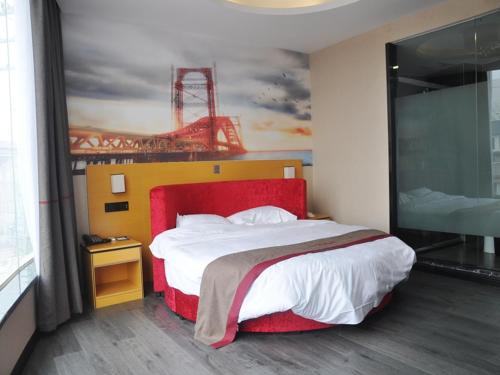 1 dormitorio con 1 cama grande y cabecero rojo en Thank Inn Chain Hotel Shandong linyi hedong hot spring resort, en Linyi