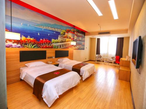 een hotelkamer met 2 bedden en een schilderij aan de muur bij Thank Inn Chain Hotel hubei tianmen city renxin international plaza in Tianmen