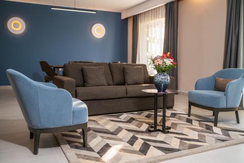  Hotel Holiday International -  Room  picture :   Tea/Coffee maker    Minibar    Shower                           