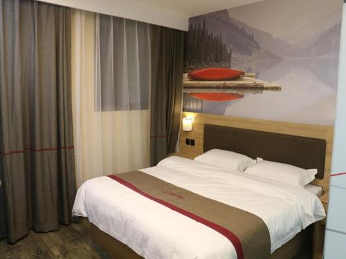 a bedroom with a large bed in a room at Thank Inn Chain Hotel jiangsu taizhou hailing district yingchun road in Taizhou