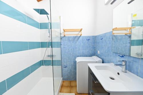 une salle de bain avec un lavabo et une douche dans l'établissement superbe duplex bord de mer, à Port-Vendres