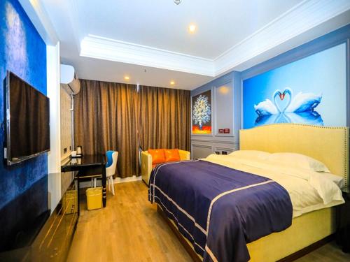 a bedroom with a large bed and a desk in it at Thank Inn Chain Hotel Jiangsu Yancheng dongtai Jianggang town in Cuiguangshan