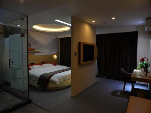 a hotel room with a bed and a tv at Thank Inn Chain Hotel sichuan mianyang yuzhong road airport in Mianyang