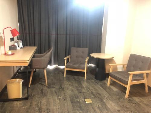 a room with two chairs and a table and a table and two chairs at Thank Inn Chain Hotel fujian putian xianyou county lizhong pedestrian street in Putian