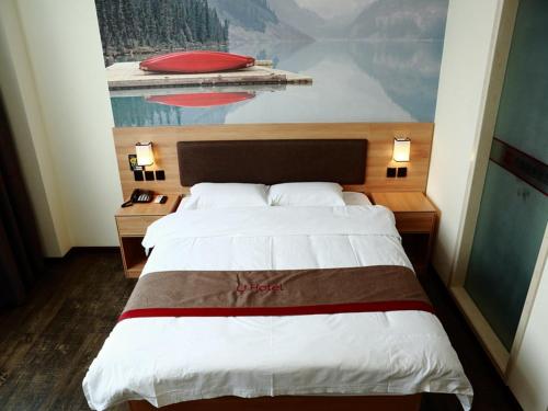 1 dormitorio con 1 cama grande y una pintura en la pared en Thank Inn Chain Hotel Jiangsu nantong tongzhou district XianFeng Town KaiHao square, en Nantong