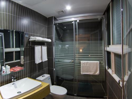 Koupelna v ubytování Thank Inn Chain Hotel hubei huanggang yingshan county yanhe west road