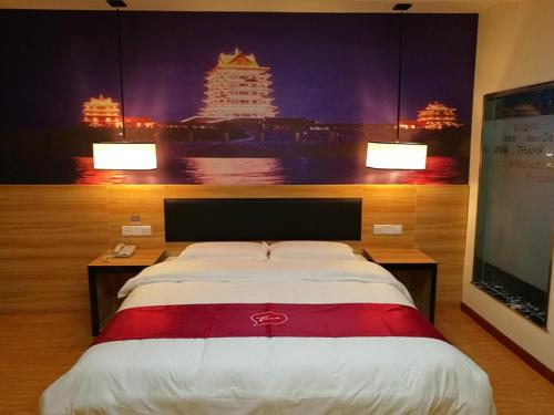 ein großes Bett in einem Zimmer mit zwei Leuchten in der Unterkunft Thank Inn Chain Hotel jiangxi shangrao poyang county tianfan street in Tianfanjie